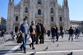 Người dân đeo khẩu trang phòng dịch COVID-19 tại Milan (Italy). (Ảnh: AFP/TTXVN)