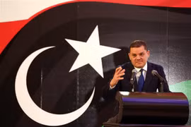 Thủ tướng lâm thời của Libya Abdul Hamid Dbeibah phát biểu trong cuộc họp báo tại Tripoli, ngày 25/2/2021. (Ảnh: THX/TTXVN)