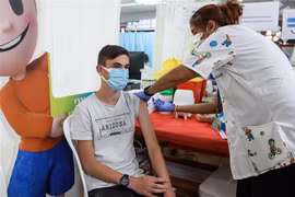 Nhân viên y tế tiêm vaccine ngừa COVID-19 cho người dân tại thành phố Kiryat Shemona, Israel ngày 6/6/2021. (Ảnh: THX/TTXVN)