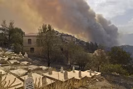 Khói lửa bốc lên trong vụ cháy rừng ở vùng Kabylie, phía Đông Algeria ngày 10/8/2021. (Ảnh: AFP/TTXVN)