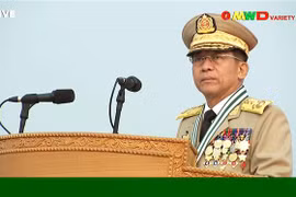 Thống tướng Min Aung Hlaing phát biểu trên truyền hình Myanmar, ngày 27/3/2021. (Ảnh: AFP/TTXVN)