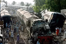 Video hiện trường khủng khiếp của vụ tàu đâm nhau ở Pakistan