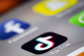 Logo của ứng dụng chia sẻ video Tik Tok ở Paris (Pháp). (Ảnh: AFP/TTXVN)
