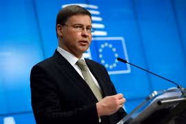 Phó Chủ tịch Ủy ban châu Âu Valdis Dombrovskis trong cuộc họp báo ở Brussels, Bỉ ngày 20/5/2021. (Ảnh: AFP/TTXVN)