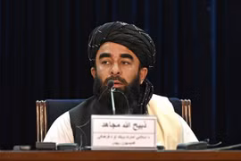 Người phát ngôn của lực lượng Taliban Zabihullah Mujahid phát biểu trong một cuộc họp báo tại Kabul (Afghanistan), ngày 6/9/2021. (Ảnh: AFP/TTXVN)