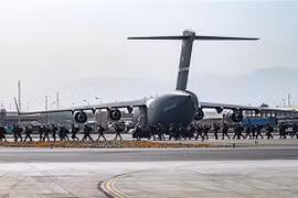 Binh sỹ Mỹ tới sân bay quốc tế Hamid Karzai ở Kabul (Afghanistan) để tiến hành công tác sơ tán các nhân viên ngoại giao, công dân Mỹ và đối tác Afghanstan, ngày 20/8/2021. (Ảnh: Reuters/TTXVN)