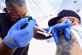 Tiêm vaccine ngừa COVID-19 cho người dân tại California (Mỹ), ngày 16/7/2021. (Ảnh: AFP/TTXVN)