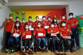 Đoàn thể thao người khuyết tật Việt Nam chụp ảnh lưu niệm tại làng vận động viên ở Tokyo. (Ảnh: Đào Thanh Tùng/TTXVN)