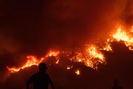 Đám cháy rừng tại Oren (Thổ Nhĩ Kỳ), ngày 4/8/2021. (Ảnh: AFP/TTXVN)