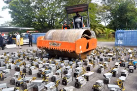 Cảnh sát Malaysia tiêu hủy các máy "đào" tiền điện tử trong đường dây trộm điện. (Nguồn: straitstimes.com)