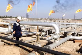 Một công nhân tại mỏ dầu Nahr Bin Umar, phía bắc Basra, Iraq. (Nguồn: cnbc.com)
