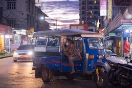 Tài xế xe Tuk-Tuk đeo khẩu trang phòng dịch COVID-19 tại Vientiane (Lào), ngày 21/7/2021. (Ảnh: THX/ TTXVN)