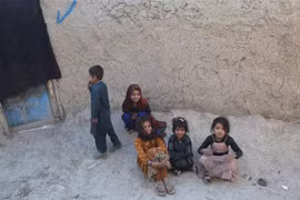 Trẻ em Afghanistan sống trong khu trại tạm để tránh xung đột ở thủ đô Kabul, ngày 31/5/2021. (Ảnh: THX/TTXVN)