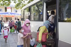 Các phụ huynh đưa học sinh đi cách ly tập trung tại Trung tâm Giáo dục nghề nghiệp-Giáo dục thường xuyên huyện Cam Lộ (Quảng Trị). (Ảnh: Thanh Thủy/TTXVN)