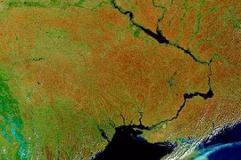 Hình ảnh miền trung Ukraine từ vệ tinh Terra của NASA. Hố thiên thạch Boltysh nằm ở phía nam hữu ngạn sông Dnepr. (Nguồn: nytimes.com)