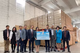 Hiệp hội Người Việt Nam tại Hungary bàn giao vật tư y tế chống COVID-19 cho Đại sứ quán Việt Nam tại Hungary, ở thủ đô Budapest ngày 22/9/2021. (Ảnh: Hoàng Linh/Vietnam+)