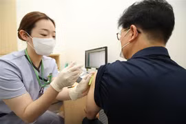 Nhân viên y tế tiêm vaccine ngừa COVID-19 cho người dân tại Seoul (Hàn Quốc), ngày 26/7/2021. (Ảnh: Yonhap/TTXVN)