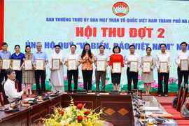 Các cơ quan, đơn vị ủng hộ Quỹ Vì biển, đảo Việt Nam. (Ảnh: Nguyễn Thắng/TTXVN)