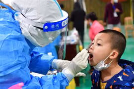 Nhân viên y tế lấy mẫu xét nghiệm COVID-19 tại tỉnh Vân Nam, Trung Quốc. (Ảnh: THX/TTXVN)