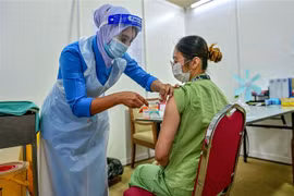 Nhân viên y tế được tiêm vaccine ngừa COVID-19 tại Serdang, gần Kuala Lumpur, Malaysia. (Ảnh: THX/TTXVN)
