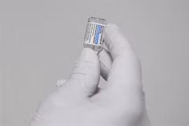 Nhân viên y tế chuẩn bị tiêm vaccine ngừa COVID-19 của Hãng Johnson & Johnson. (Ảnh: AFP/TTXVN)