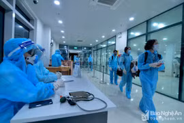 Hành khách trên chuyến bay mang số hiệu VJ7835 chở 222 hành khách từ sân bay Narita (Nhật Bản) nhập cảnh về Cảng hàng không Quốc tế Vinh. (Nguồn: Báo Nghệ An)