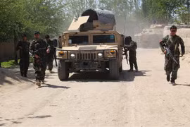 Lực lượng an ninh Afghanistan tham gia một chiến dịch quân sự tại tỉnh Kunduz. (Ảnh: THX/TTXVN)