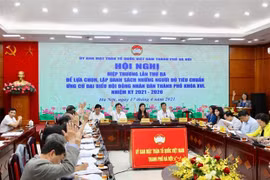 Các đại biểu giơ tay biểu quyết thống nhất danh sách chính thức 160 ứng cử viên đại biểu HĐND thành phố Hà Nội khóa XVI. (Ảnh: Nguyễn Thắng/TTXVN)