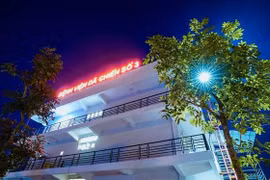 Khu nhà 3 tầng, vốn là Trung tâm thực hành Thực nghiệm, trường Đại học Sao Đỏ cơ sở 2 (Chí Linh, Hải Dương) đã được cải tạo theo đúng thiết kế vận hành của một bệnh viện dã chiến tiêu chuẩn. (Ảnh: TTXVN phát)