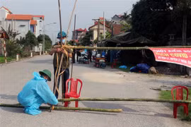 Lực lượng chức năng lập 5 chốt phong tỏa thôn Quan Nhân, xã Nhân Đạo, huyện Lý Nhân, Hà Nam. (Ảnh: Nguyễn Chinh/TTXVN)
