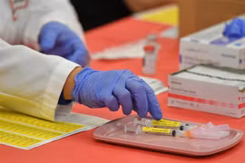 Ống tiêm chứa vaccine ngừa COVID-19 của Hãng công nghệ sinh học Moderna tại Las Vegas, Mỹ. (Ảnh: AFP/TTXVN)