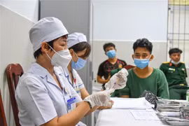Tiêm vaccine phòng COVID-19 cho cán bộ chiến sỹ. (Ảnh: TTXVN)