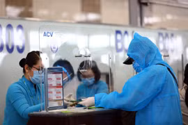 Hành khách làm thủ tục tại sân bay Nội Bài. (Ảnh: Huy Hùng/TTXVN)