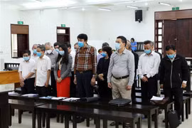 Các bị cáo nghe đại diện Viện Kiểm sát đọc cáo trạng và đề nghị mức án. (Ảnh: Phạm Kiên/TTXVN)
