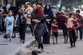 Người dân Palestine sơ tán tránh chiến sự ở Dải Gaza ngày 13/10. (Ảnh: THX/TTXVN)
