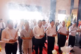 Đại biểu dâng hương kỷ niệm 155 năm Ngày hy sinh của Anh hùng dân tộc Nguyễn Trung Trực. (Ảnh: Đức Hạnh/TTXVN)
