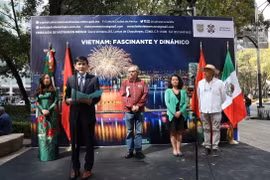Đại sứ Việt Nam tại Mexico Nguyễn Hoành Năm phát biểu khai mạc triển lãm. (Ảnh: Phi Hùng/TTXVN)