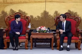 Phó Chủ tịch UBND thành phố Đà Nẵng Trần Chí Cường (phải) tiếp Phó Thị trưởng Chính quyền thành phố Trạm Giang Hà Gia Mẫn. (Ảnh: Trần Lê Lâm/TTXVN)
