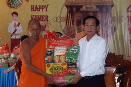 Bí thư Tỉnh ủy Kiên Giang Đỗ Thanh Bình thăm, tặng quà chùa Cà Nhung, huyện Gò Quao. (Ảnh: Lê Sen/TTXVN)