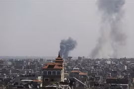 Khói bốc lên sau cuộc không kích của Israel xuống Dải Gaza ngày 7/10. (Ảnh: THX/TTXVN)