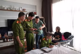 Phòng Cảnh sát Hình sự, Công an tỉnh Hòa Bình khám xét khẩn cấp nơi ở của đối tượng Nguyễn Thị Hà. (Ảnh: TTXVN phát)