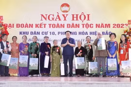 Chủ tịch Quốc hội Vương Đình Huệ trao quà cho các hộ gia đình tiêu biểu, gia đình chính sách. (Ảnh: Doãn Tấn/TTXVN)