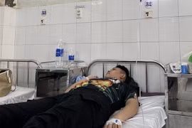 Một trong số ba bệnh nhân đang được điều trị tại Bệnh viện Đa khoa tỉnh Cà Mau do nghi ngờ bị ngộ độc thực phẩm. (Ảnh: TTXVN phát)