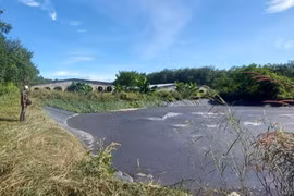 Trại nuôi lợn không che chắn bể biogas để phát tán mùi hôi thối ra môi trường xung quanh. (Nguồn: Báo Kon Tum)