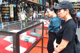 Du khách tìm hiểu các ấn phẩm được giới thiệu tại Tuần lễ Doanh nhân và Sách 2023. (Ảnh: Anh Tuấn/TTXVN)