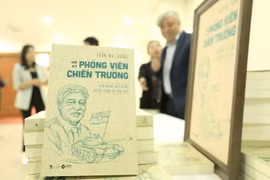 Cuốn sách 'Hồi ký phóng viên chiến trường' của tác giả Trần Mai Hưởng. (Ảnh: Tuấn Anh/TTXVN)