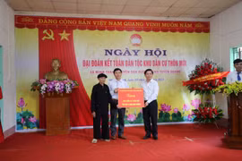 Ông Nguyễn Văn Thể, Ủy viên Trung ương Đảng, Bí thư Đảng ủy Khối các Cơ quan Trung ương tặng quà cho nhân dân thôn Mới, xã Minh Thanh. (Nguồn: Đảng ủy Khối các Cơ quan Trung ương)