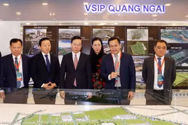 Chủ tịch nước Võ Văn Thưởng xem trưng bày tại Lễ Kỷ niệm. (Ảnh: Thống Nhất/TTXVN)
