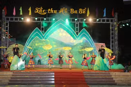 Biểu diễn văn nghệ tại Lễ Khai mạc sự kiện 'Sắc Thu hồ Ba Bể' 2023. (Ảnh: Vũ Hoàng Giang/TTXVN)