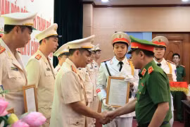 Thiếu tướng Nguyễn Thanh Tùng, Phó Giám đốc Công an thành phố Hà Nội trao các quyết định bổ nhiệm. (Ảnh: TTXVN phát)